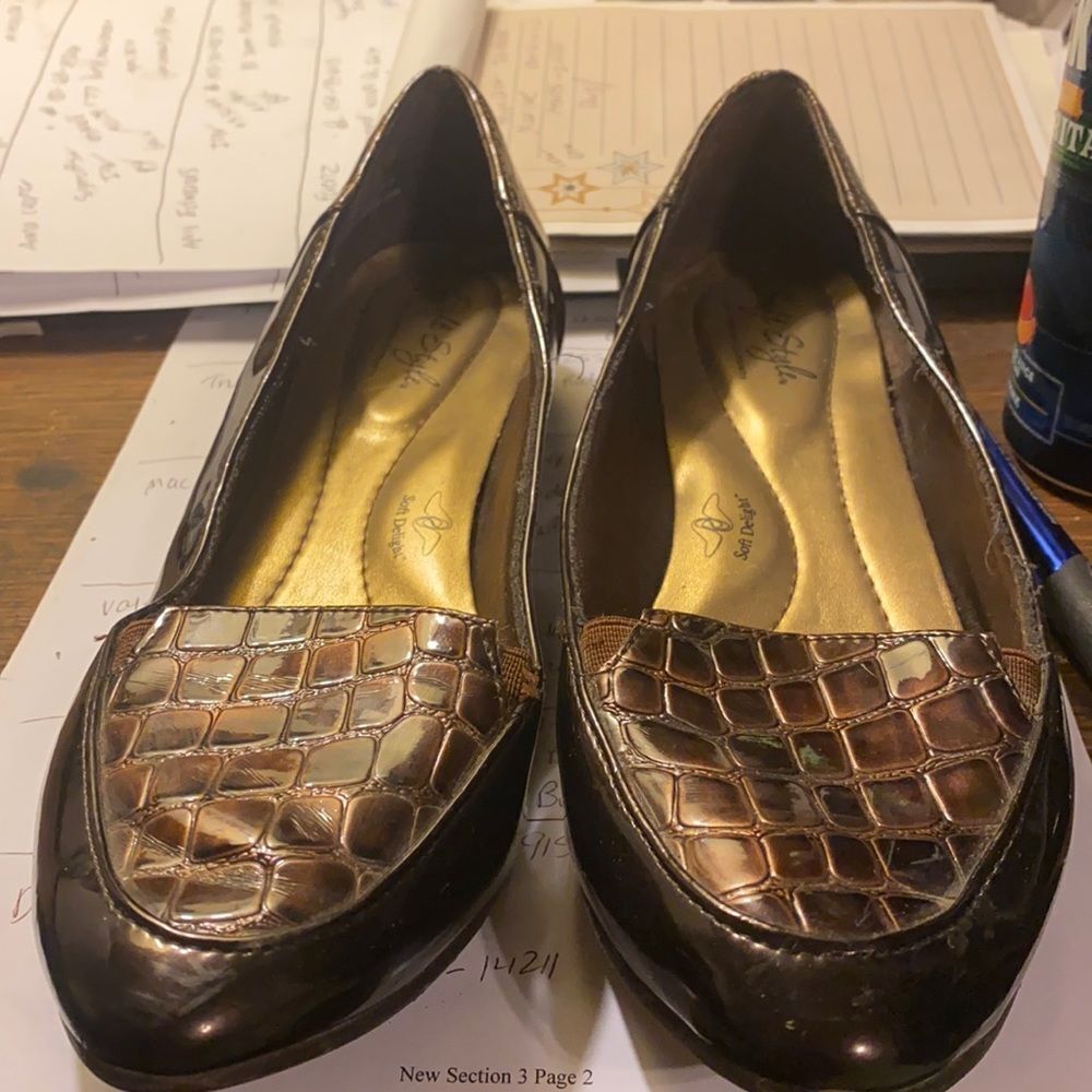 Soft style faux crocodile skin loafers sz. 8.5